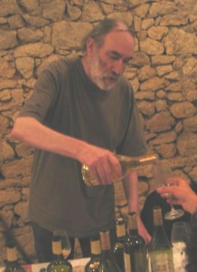 Colloque "Jean-Claude Pirotte, le vin des rêves" Juin 2004. Jean-Claude Pirotte présentant les vins d'Arbois de Jean-Marie Dole (Abbaye de Saint-Laurent, Montigny-les Arsures). 